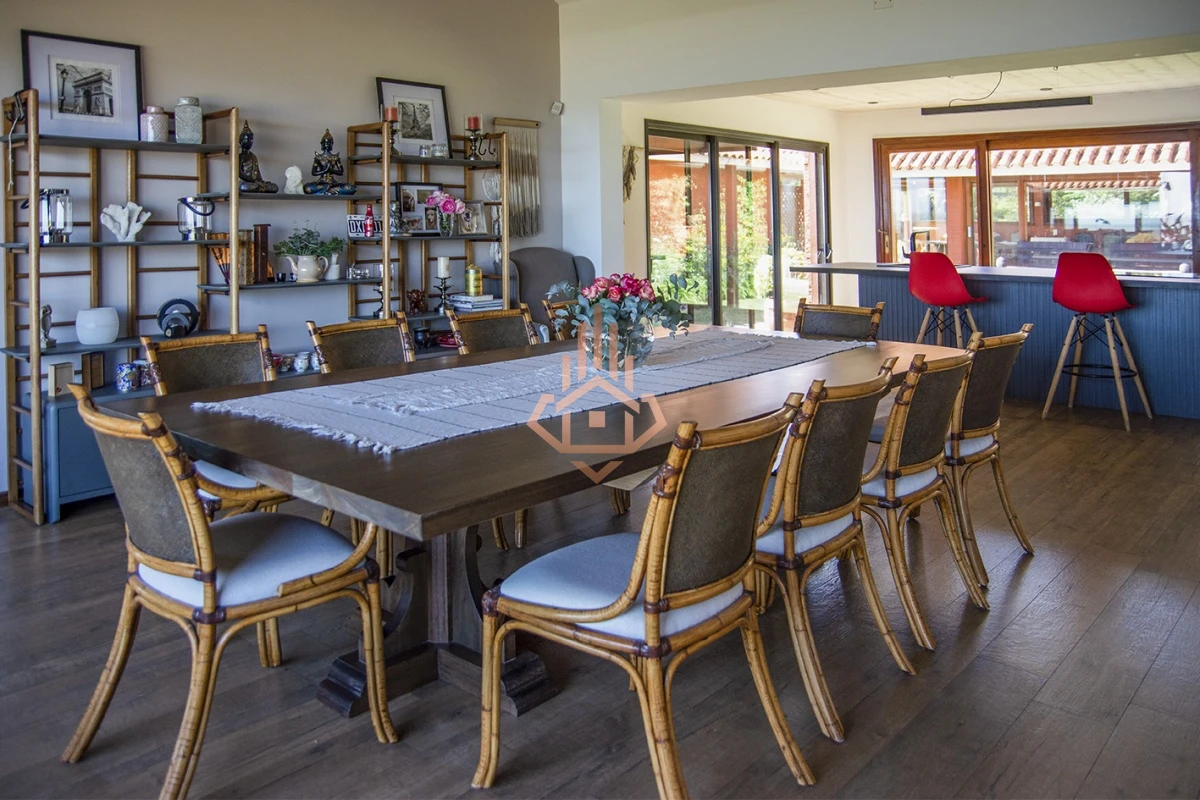 Magnífica Mansión Frente al Mar: Lujo y Vistas Inigualables.