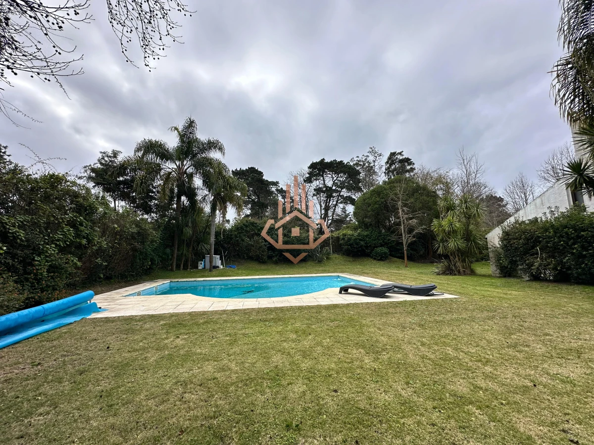 En venta casa en Barrio Golf, Punta del Este de 6 dormitorios.