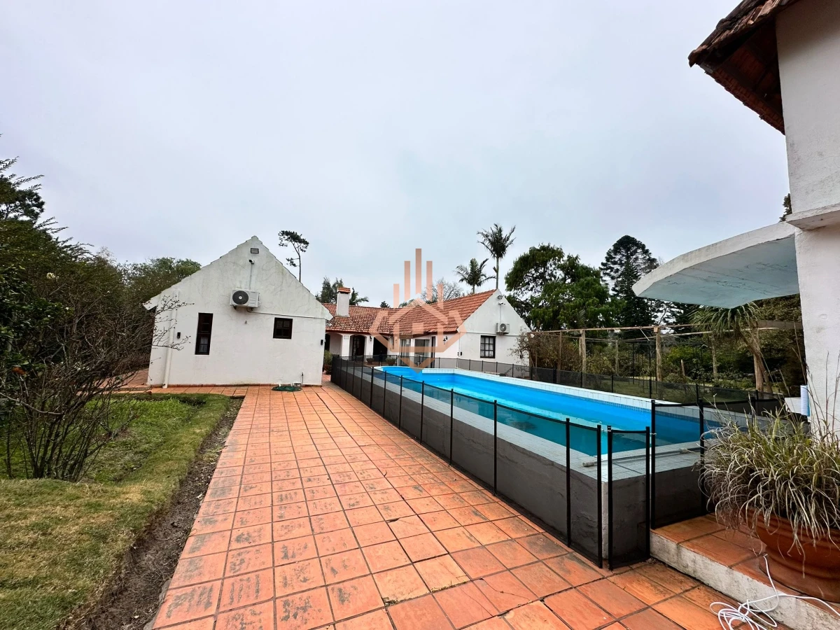 Vende casa de 4 dormitorios con piscina y gran parque en Golf, Punta del Este