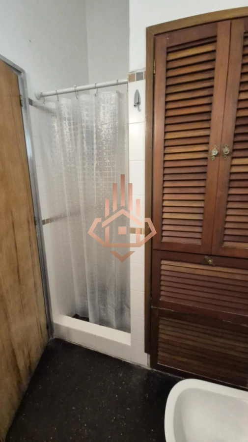 En venta casa de 5 dormitorios a metros del mar con parrillero y piscina en Punta del Este