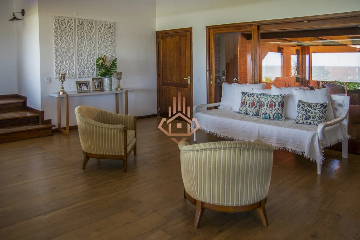 Magnífica Mansión Frente al Mar: Lujo y Vistas Inigualables.