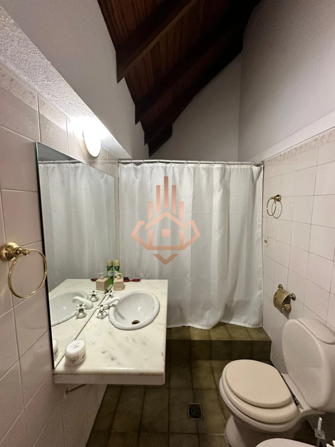 Vende casa de 4 dormitorios con piscina y gran parque en Golf, Punta del Este