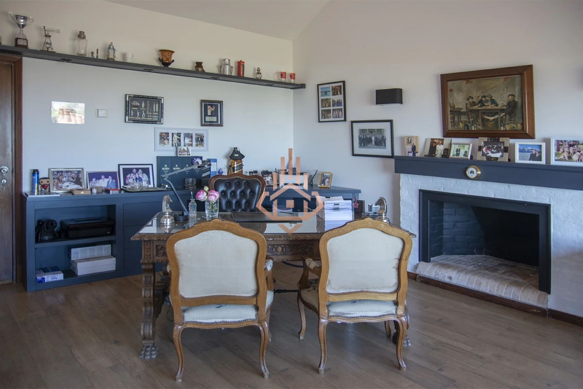 Magnífica Mansión Frente al Mar: Lujo y Vistas Inigualables.