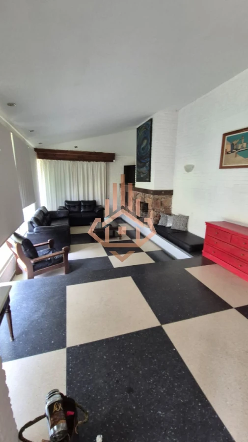 En venta casa de 5 dormitorios a metros del mar con parrillero y piscina en Punta del Este