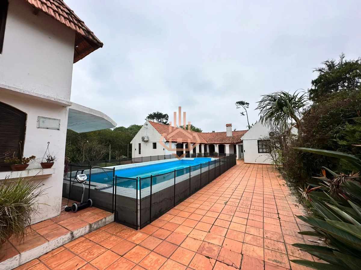 Vende casa de 4 dormitorios con piscina y gran parque en Golf, Punta del Este