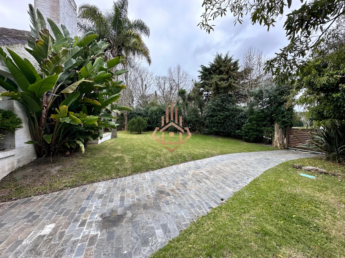 En venta casa en Barrio Golf, Punta del Este de 6 dormitorios.