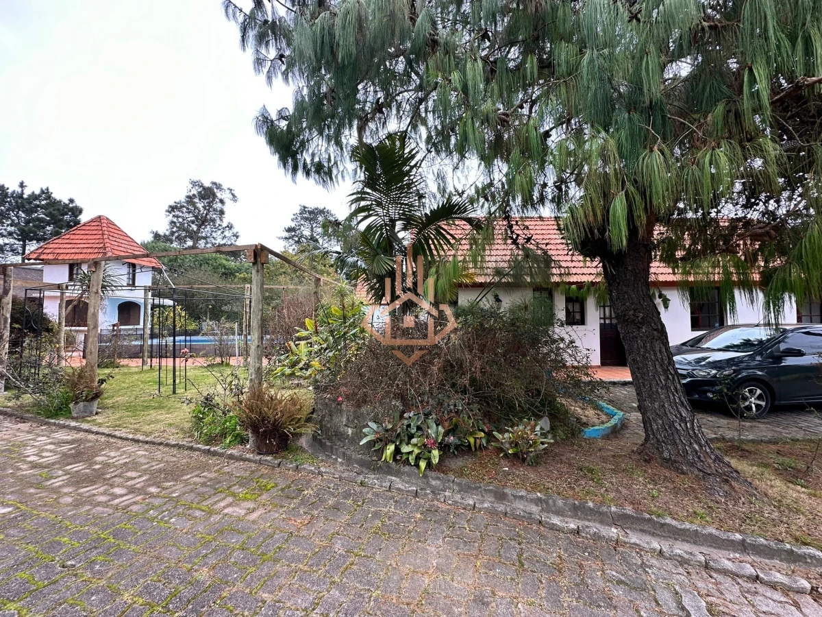 Vende casa de 4 dormitorios con piscina y gran parque en Golf, Punta del Este