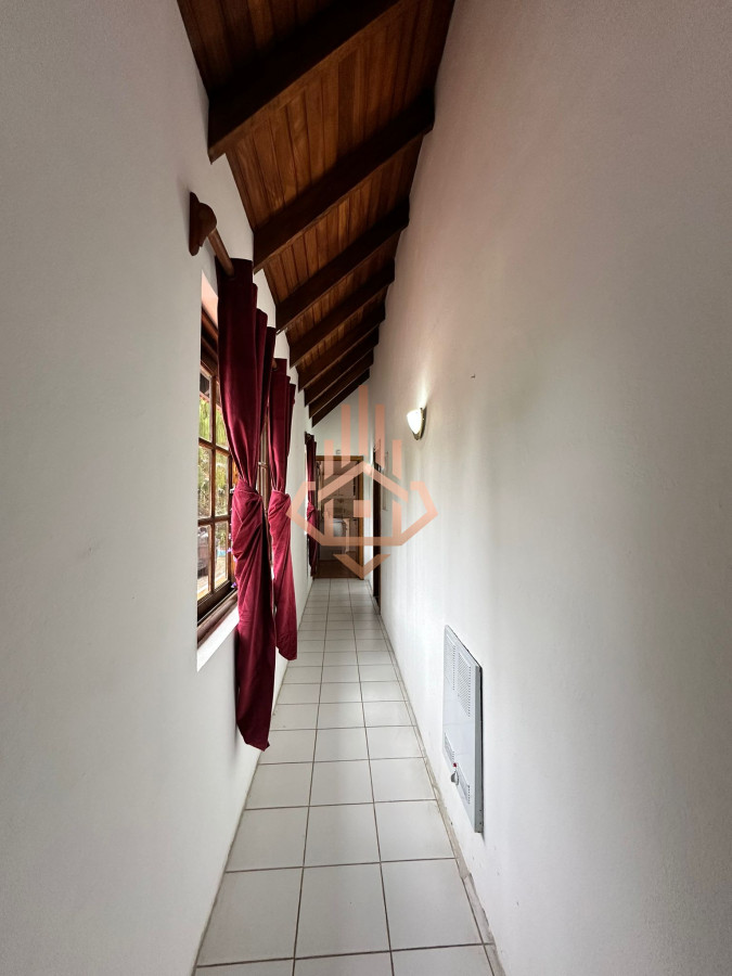 Vende casa de 4 dormitorios con piscina y gran parque en Golf, Punta del Este