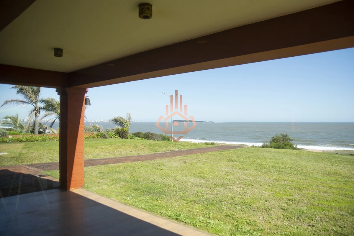 Magnífica Mansión Frente al Mar: Lujo y Vistas Inigualables.