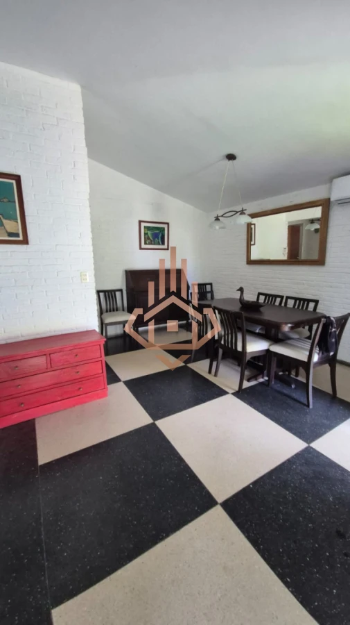 En venta casa de 5 dormitorios a metros del mar con parrillero y piscina en Punta del Este