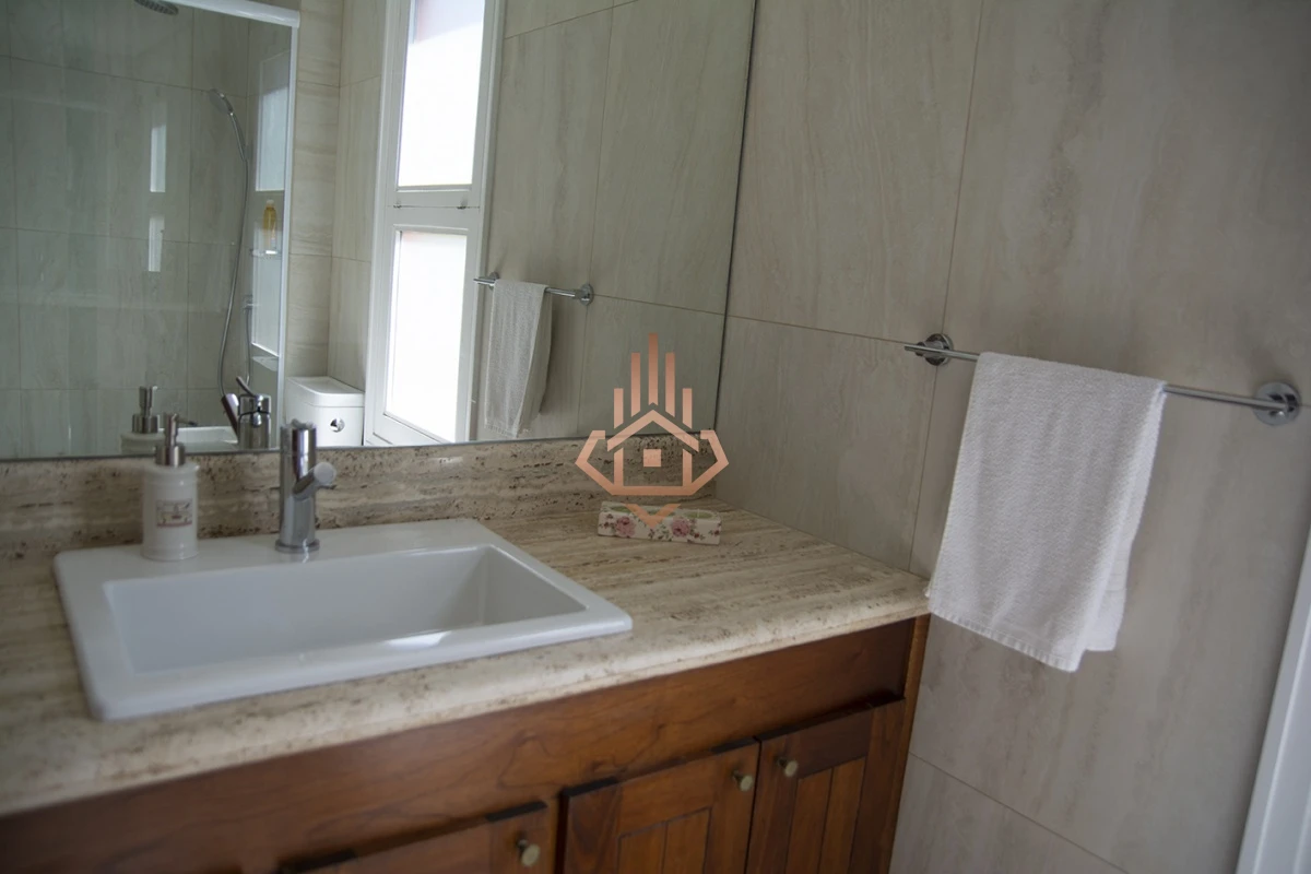 Magnífica Mansión Frente al Mar: Lujo y Vistas Inigualables.