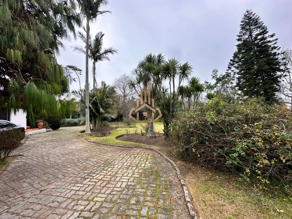 Vende casa de 4 dormitorios con piscina y gran parque en Golf, Punta del Este