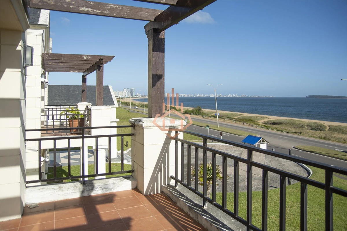 Espectacular Mansion frente al mar, Playa Mansa.