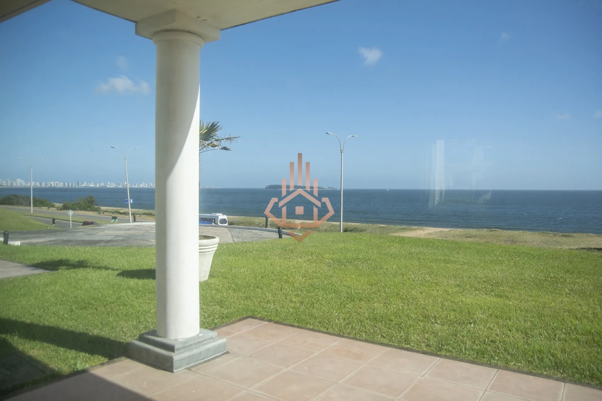 Espectacular Mansion frente al mar, Playa Mansa.