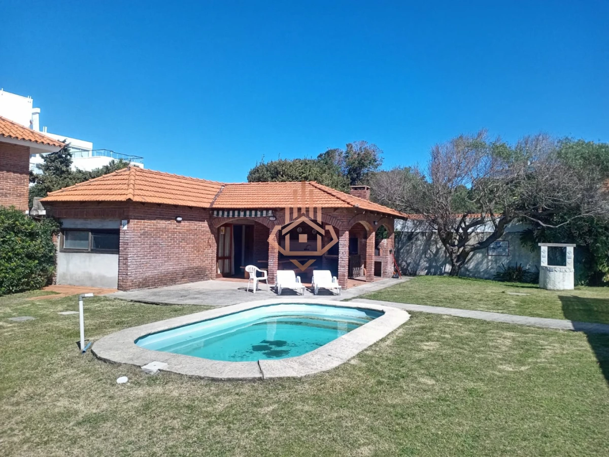 En venta casa de 5 dormitorios a metros del mar con parrillero y piscina en Punta del Este
