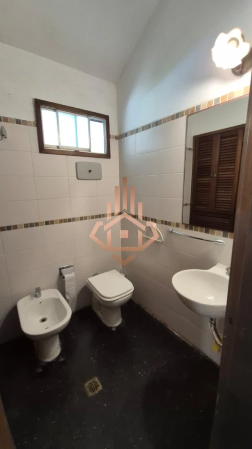 En venta casa de 5 dormitorios a metros del mar con parrillero y piscina en Punta del Este