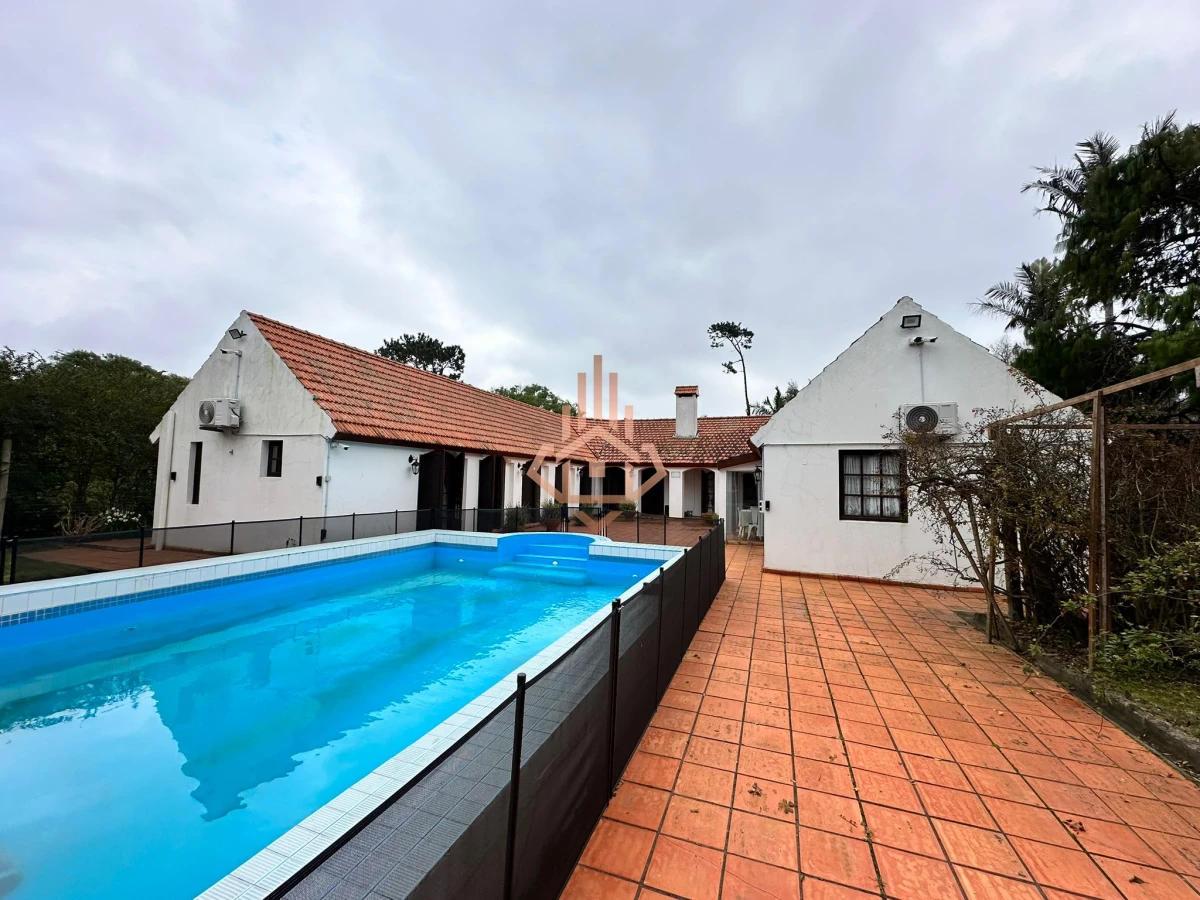 Vende casa de 4 dormitorios con piscina y gran parque en Golf, Punta del Este