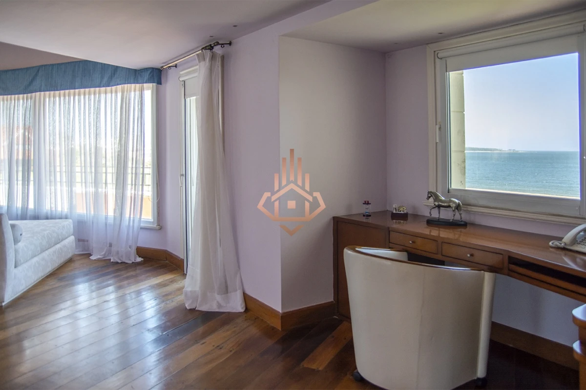 Espectacular Mansion frente al mar, Playa Mansa.