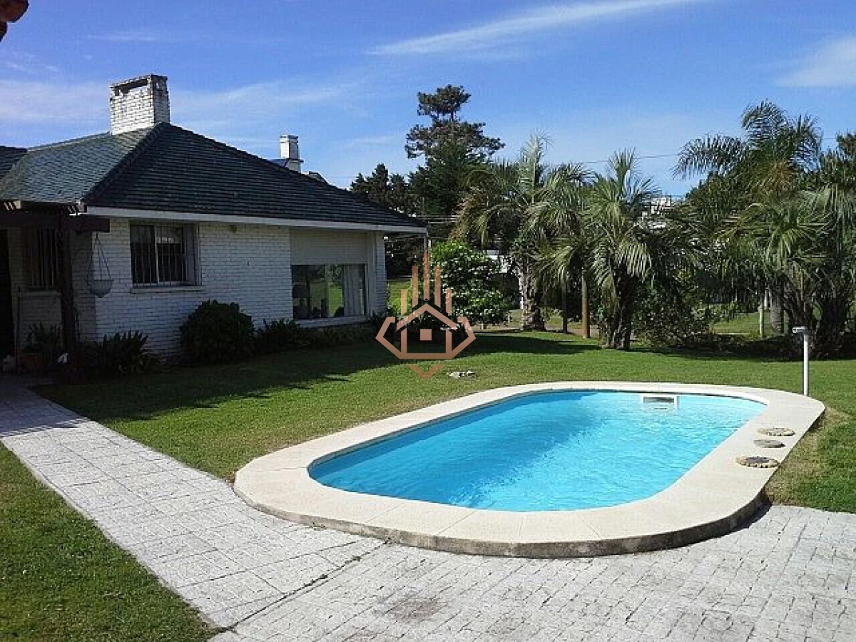 En venta casa de 5 dormitorios a metros del mar con parrillero y piscina en Punta del Este