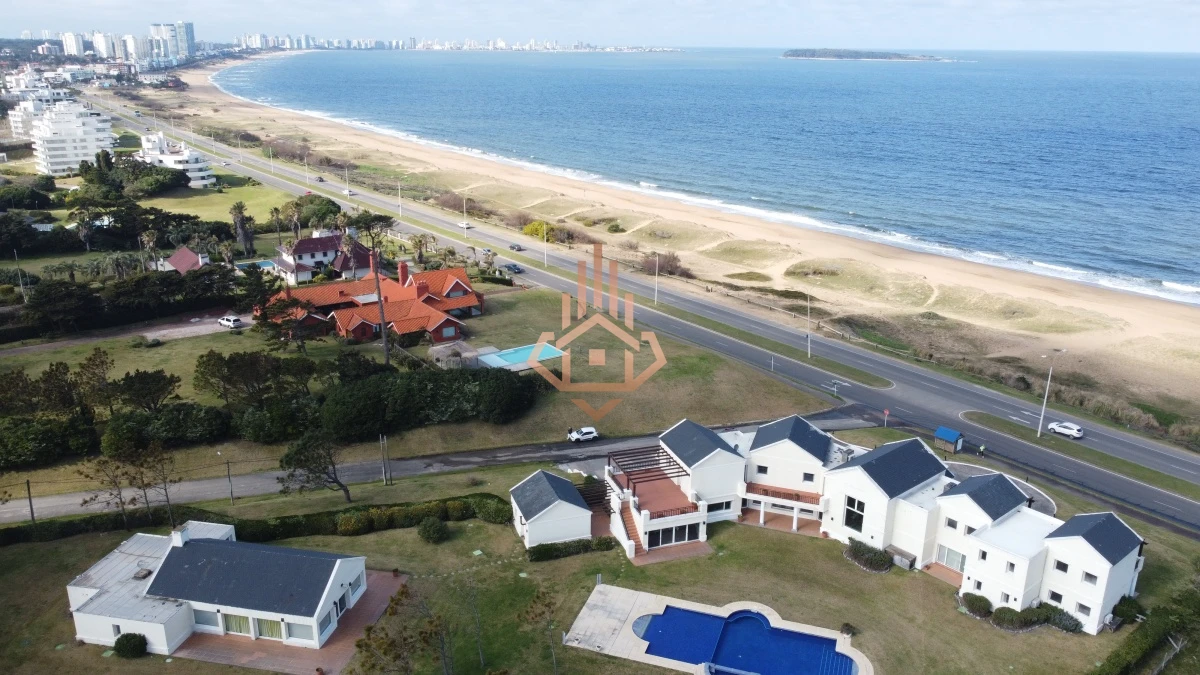 Espectacular Mansion frente al mar, Playa Mansa.