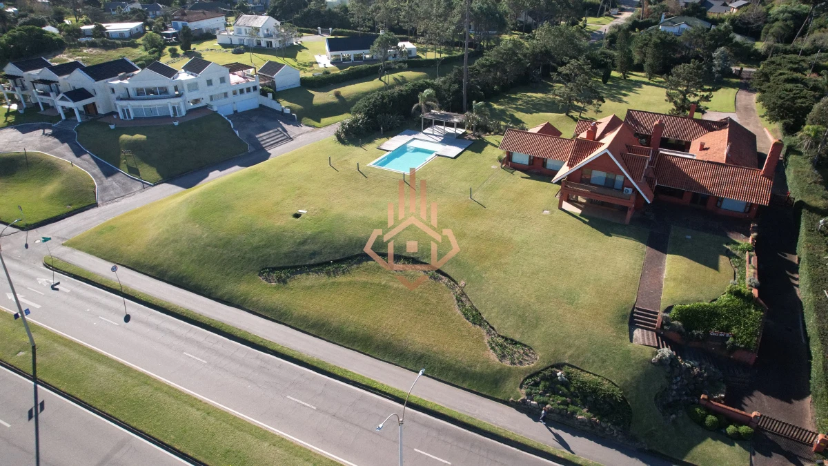 Magnífica Mansión Frente al Mar: Lujo y Vistas Inigualables.