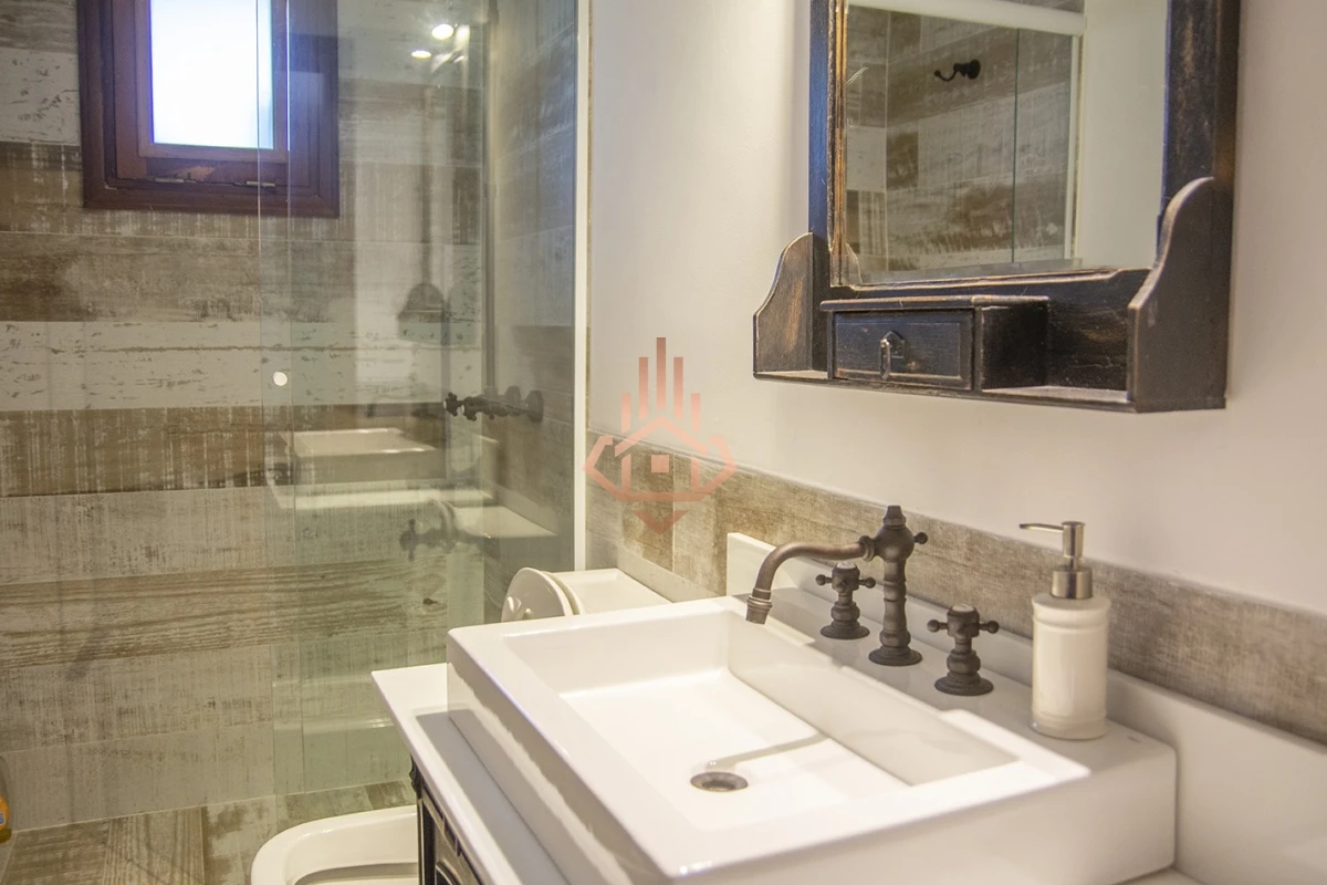 Magnífica Mansión Frente al Mar: Lujo y Vistas Inigualables.