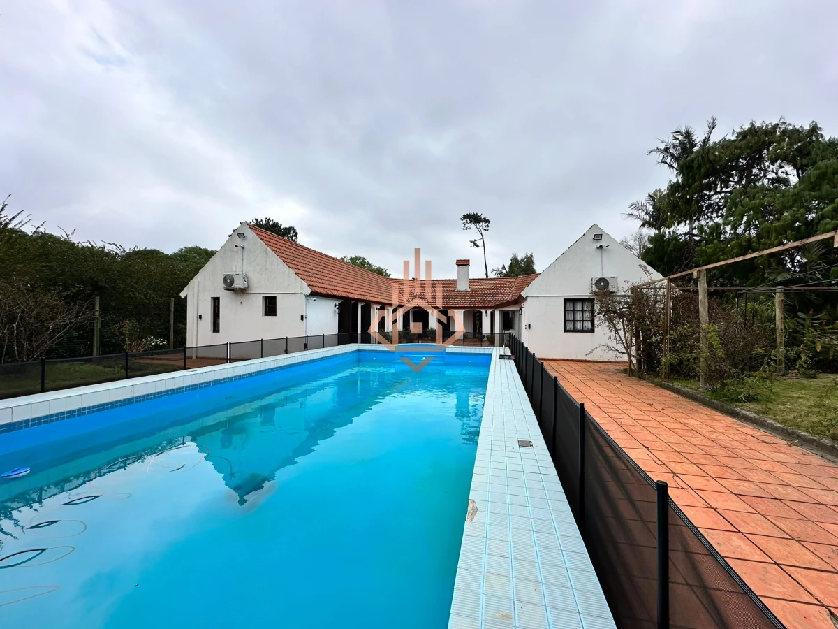 Vende casa de 4 dormitorios con piscina y gran parque en Golf, Punta del Este