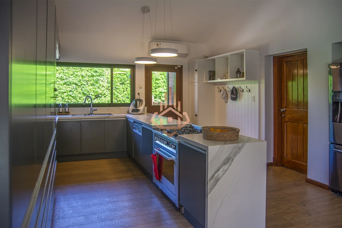 Magnífica Mansión Frente al Mar: Lujo y Vistas Inigualables.