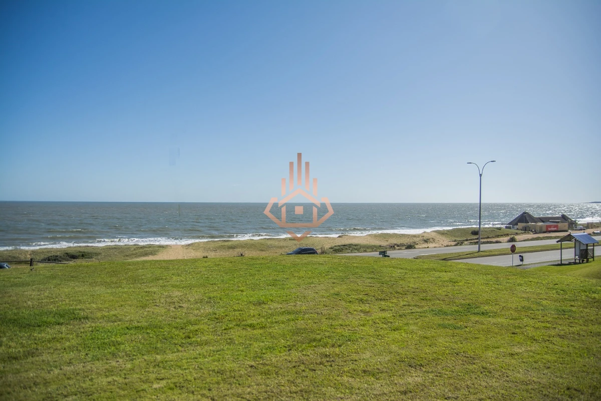 Magnífica Mansión Frente al Mar: Lujo y Vistas Inigualables.