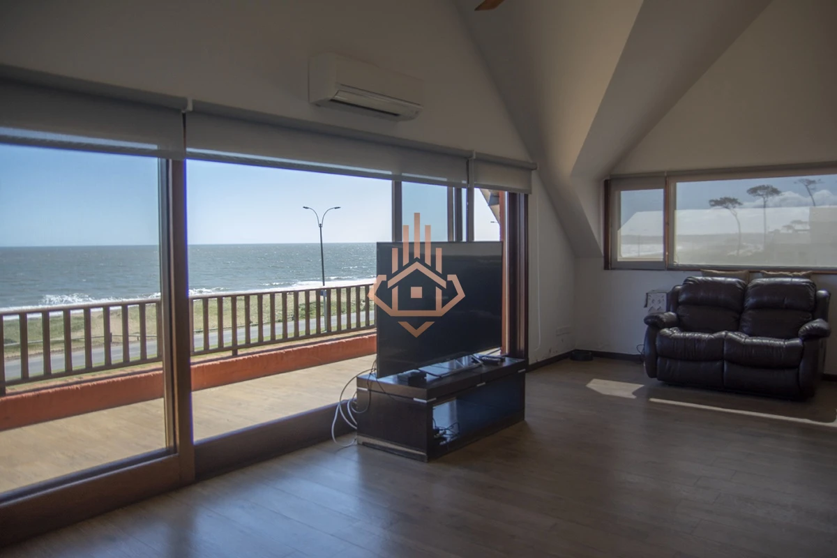 Magnífica Mansión Frente al Mar: Lujo y Vistas Inigualables.