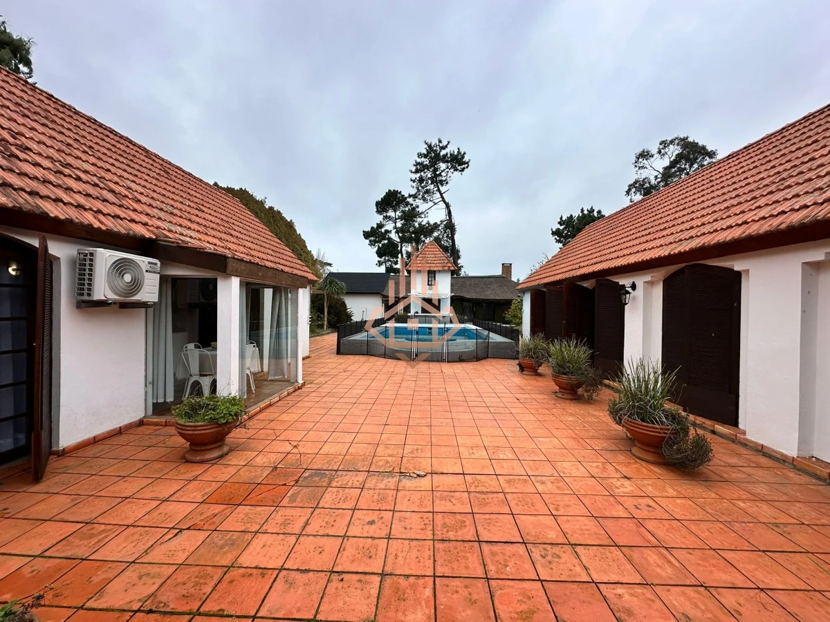 Vende casa de 4 dormitorios con piscina y gran parque en Golf, Punta del Este