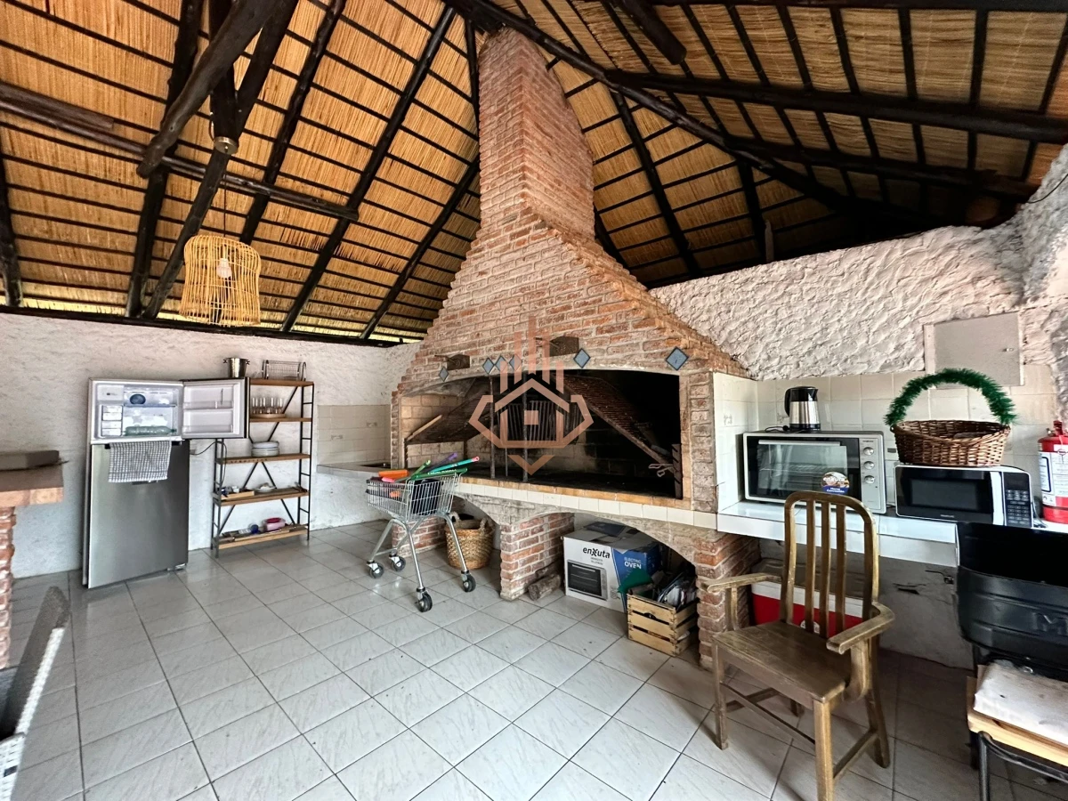 Vende casa de 4 dormitorios con piscina y gran parque en Golf, Punta del Este