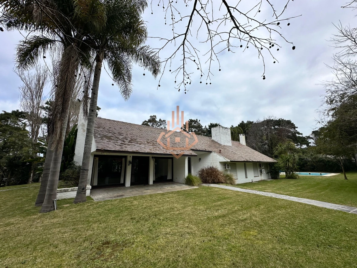 En venta casa en Barrio Golf, Punta del Este de 6 dormitorios.