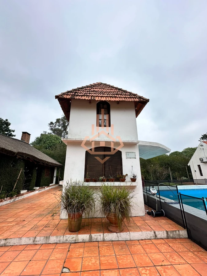 Vende casa de 4 dormitorios con piscina y gran parque en Golf, Punta del Este