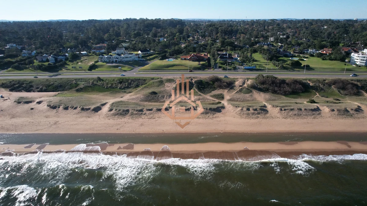 Magnífica Mansión Frente al Mar: Lujo y Vistas Inigualables.