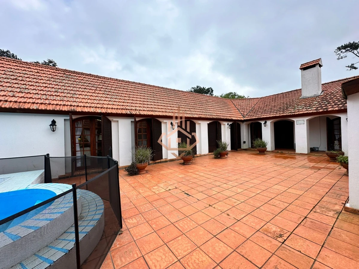 Vende casa de 4 dormitorios con piscina y gran parque en Golf, Punta del Este