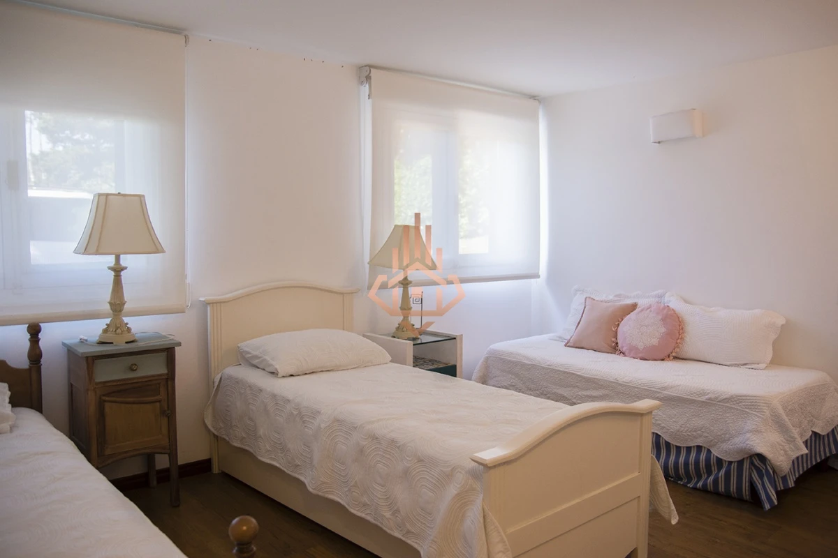 Magnífica Mansión Frente al Mar: Lujo y Vistas Inigualables.