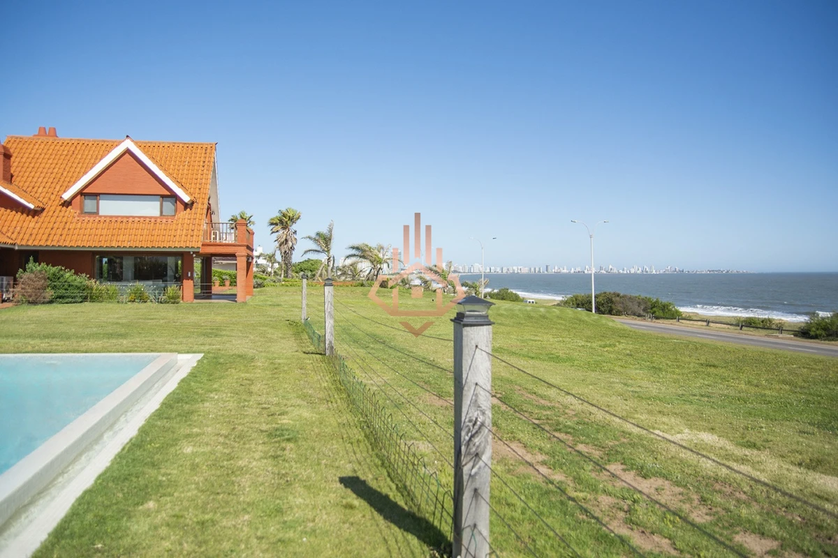 Magnífica Mansión Frente al Mar: Lujo y Vistas Inigualables.