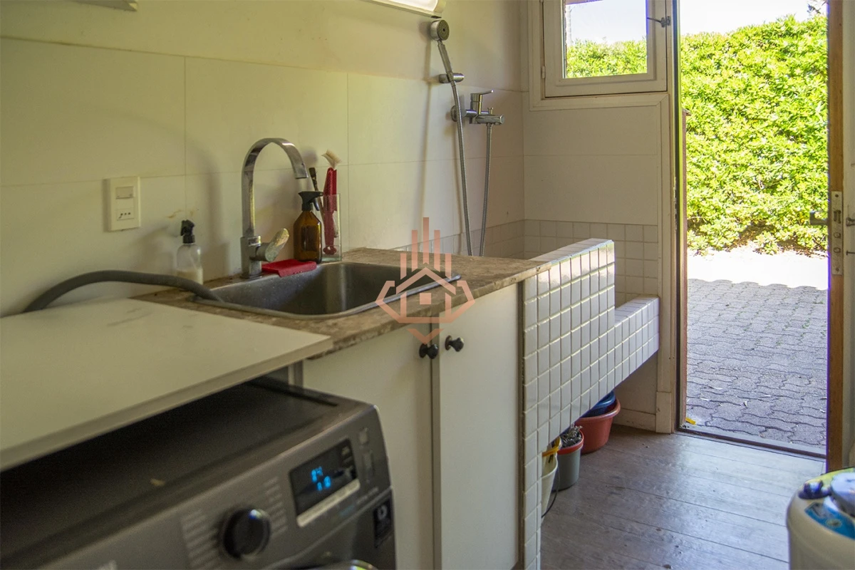 Magnífica Mansión Frente al Mar: Lujo y Vistas Inigualables.