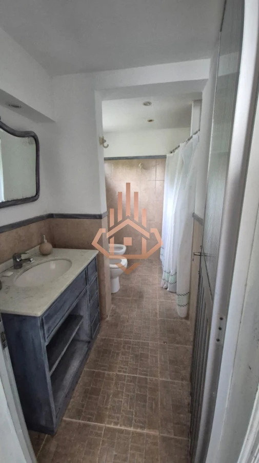 En venta casa de 5 dormitorios a metros del mar con parrillero y piscina en Punta del Este