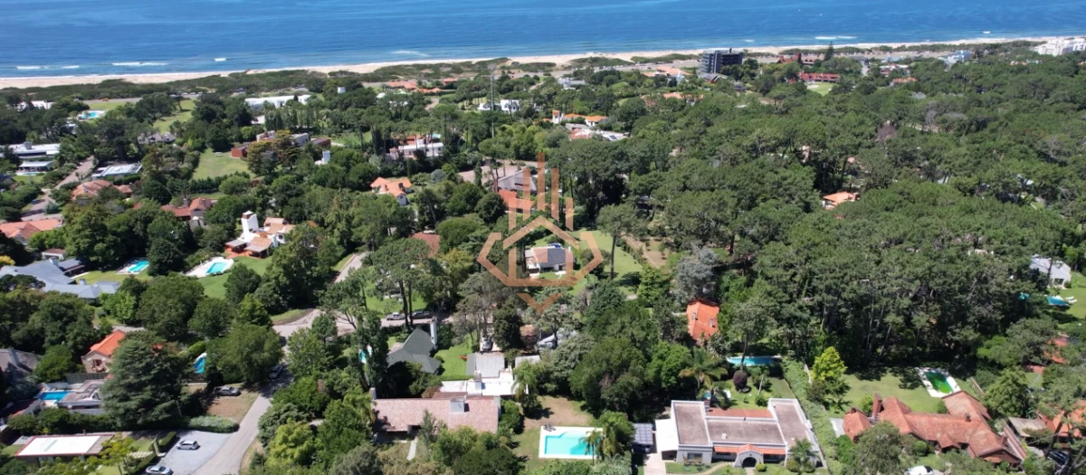 En venta casa en Barrio Golf, Punta del Este de 6 dormitorios.