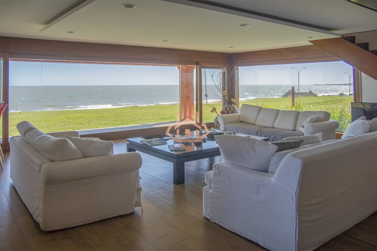 Magnífica Mansión Frente al Mar: Lujo y Vistas Inigualables.