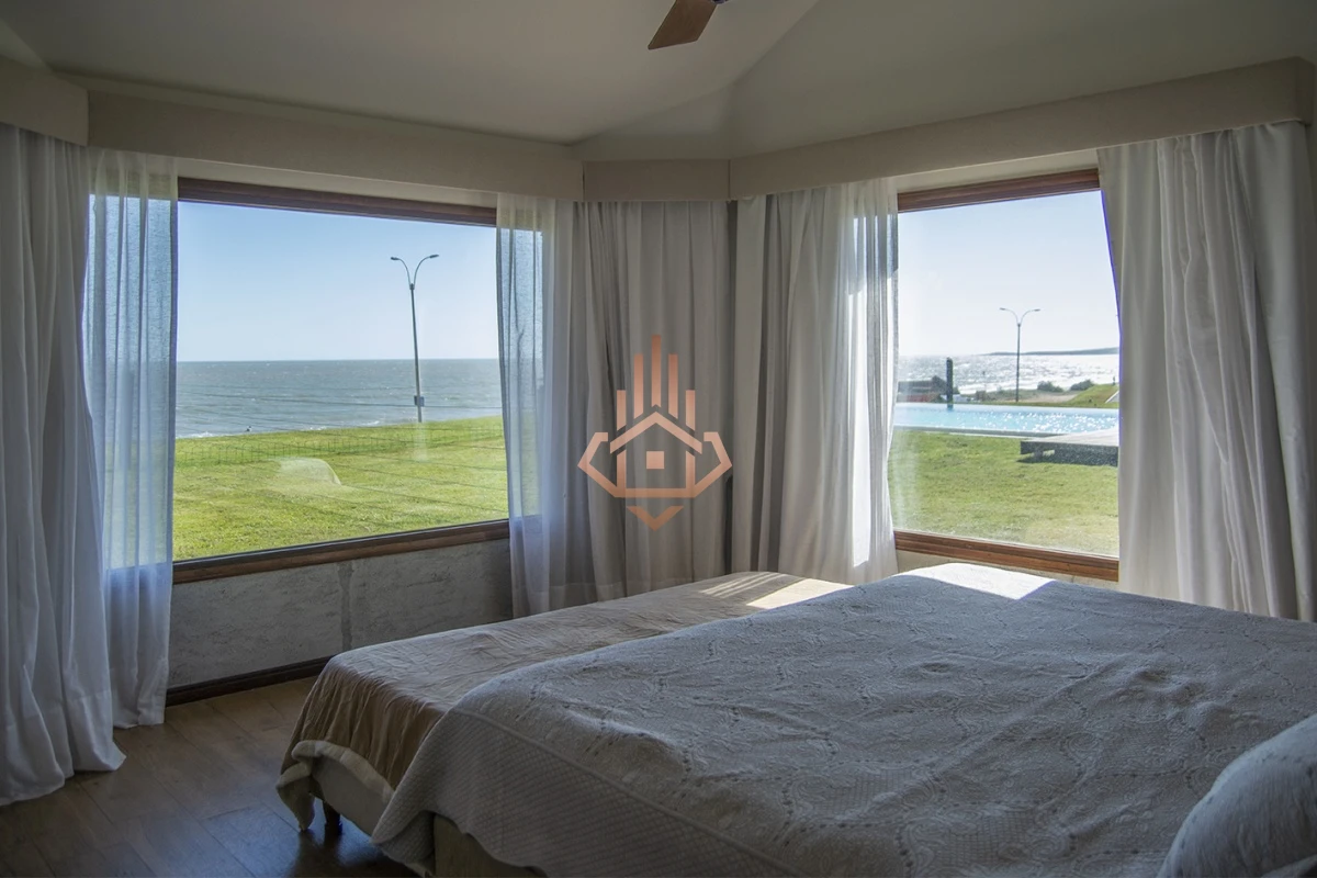 Magnífica Mansión Frente al Mar: Lujo y Vistas Inigualables.