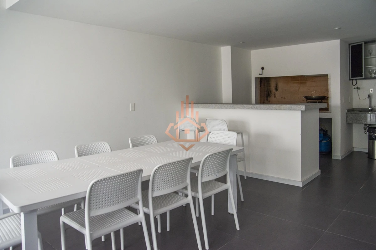 Vende apartamento. Edificio Bonaire. 3 dormitorios con servicios. Brava, Peninsula, Punta del Este