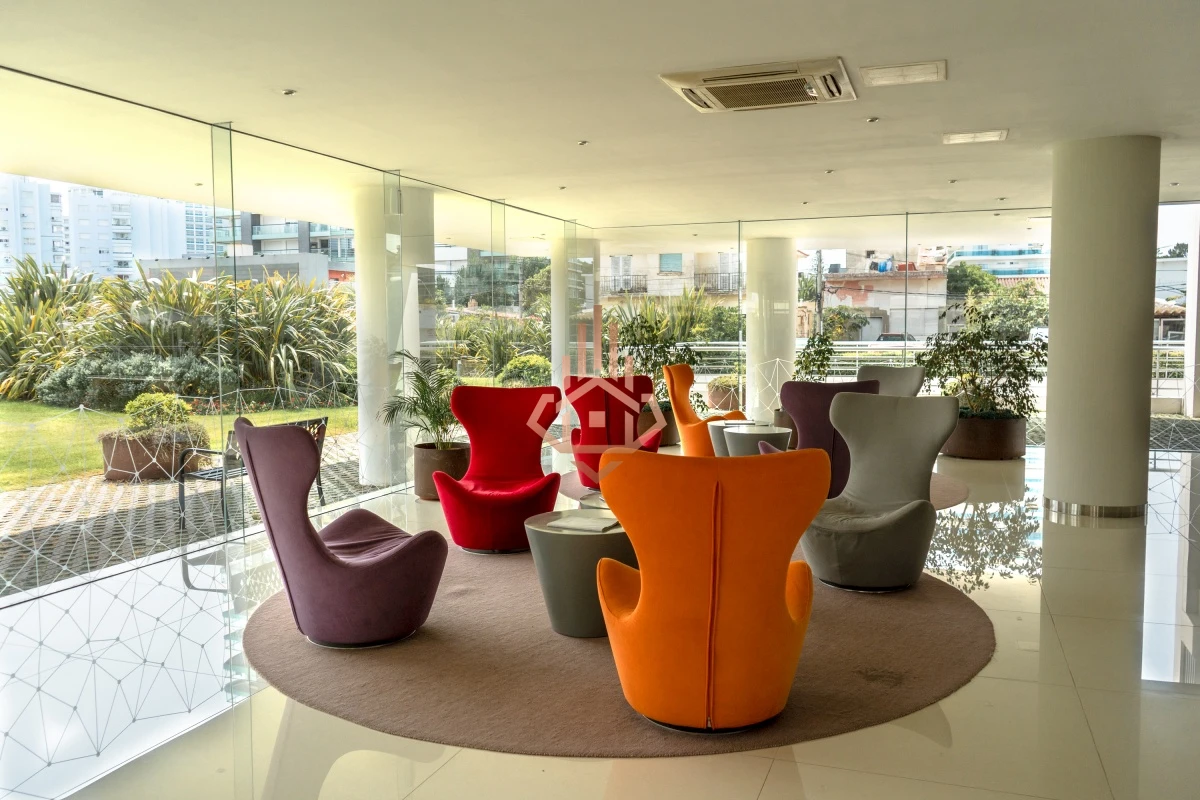 Vende departamento de 2 dormitorios finamente decorado en Torre Onix, Punta del Este