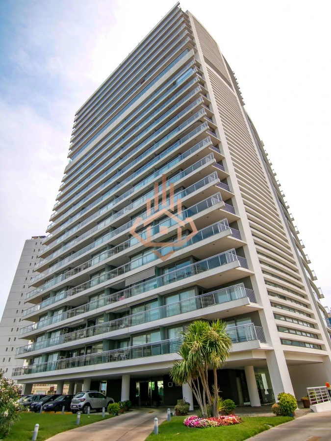 Vende departamento de 2 dormitorios finamente decorado en Torre Onix, Punta del Este