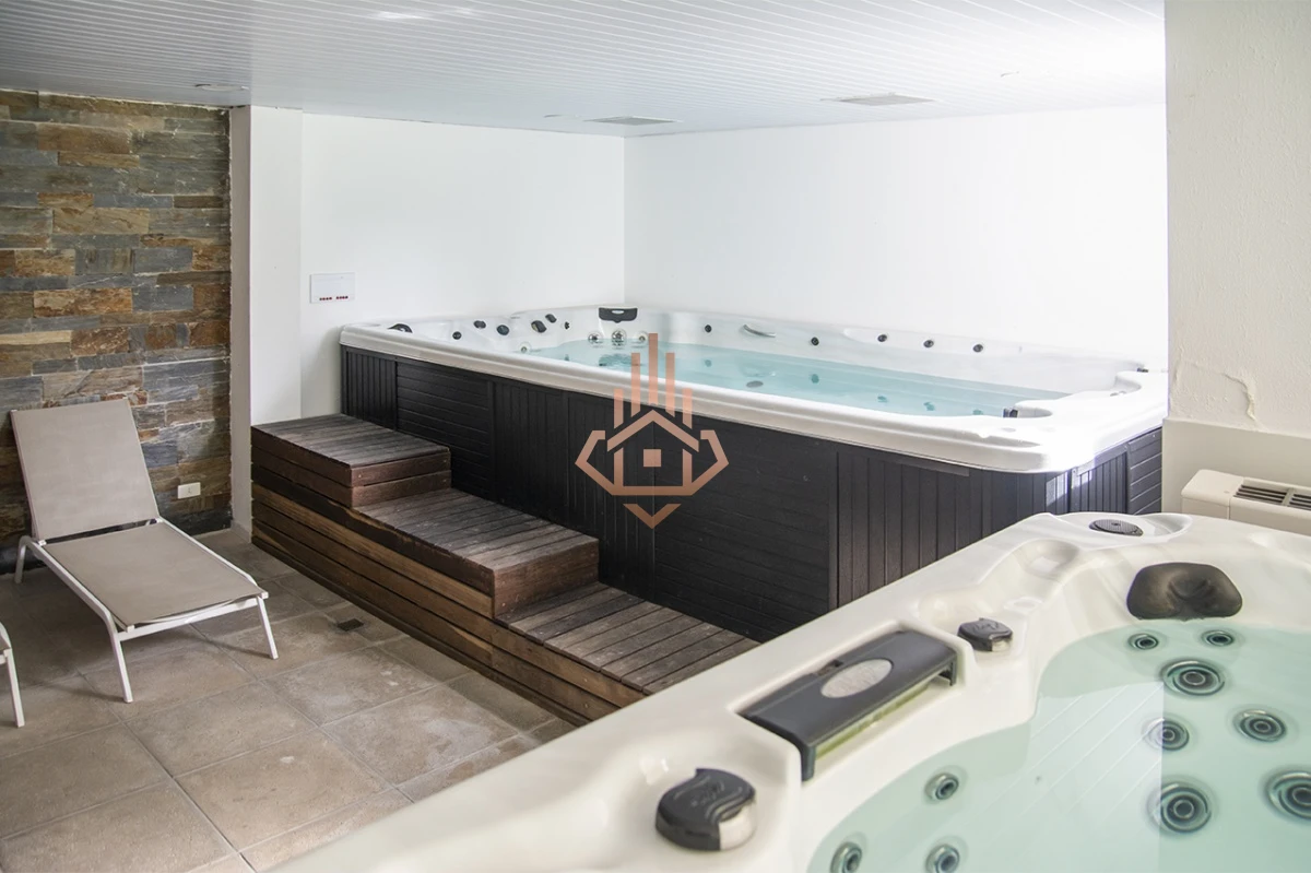 Vende apartamento. Edificio Bonaire. 3 dormitorios con servicios. Brava, Peninsula, Punta del Este