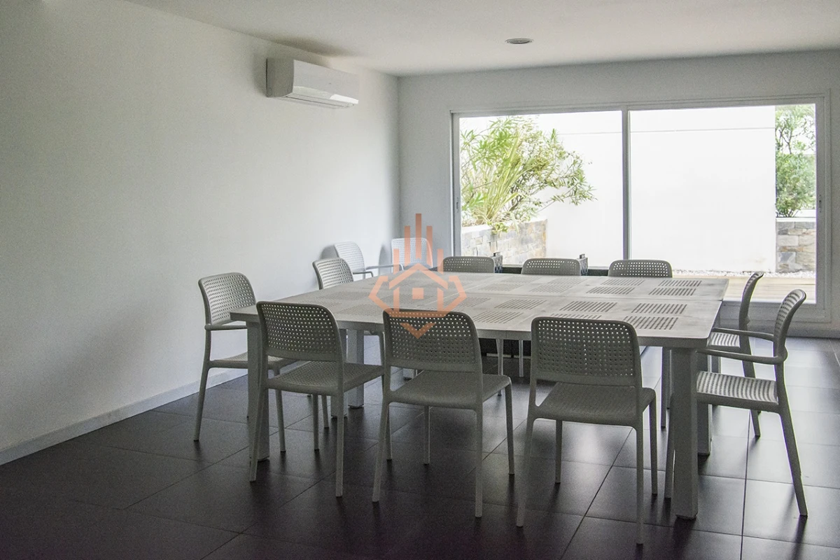Vende apartamento. Edificio Bonaire. 3 dormitorios con servicios. Brava, Peninsula, Punta del Este