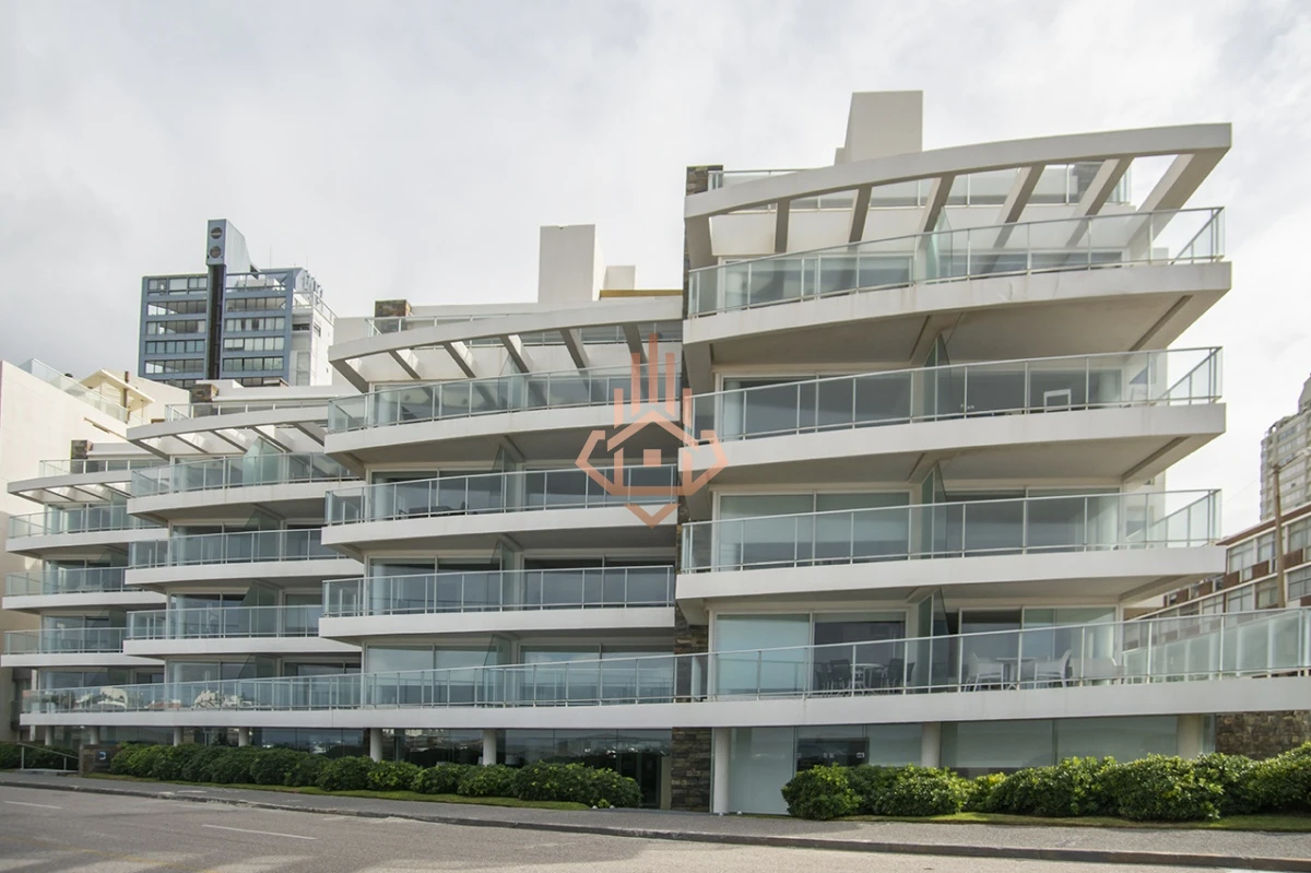 Vende apartamento. Edificio Bonaire. 3 dormitorios con servicios. Brava, Peninsula, Punta del Este