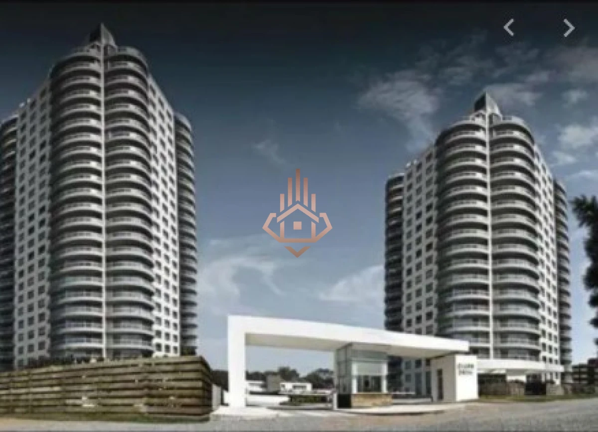 Vende apartamento de 2 dormitorios en Punta del Este con vista al mar